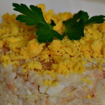 Салат с сайрой консервированной