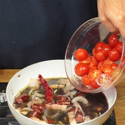 1. Этап. Фейжоада: Через пару минут добавляем в сковороду некрупно нарезанные помидоры и чашку бульона, в котором варится фасоль. Обжарить все вместе в течение нескольких минут.