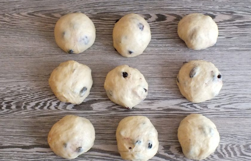 1. Этап. Булочки повышенной калорийности по ГОСТу: Разделите тесто на равные части по 100 грамм. Также тесто можно поделить на заготовки весом 50 грамм.