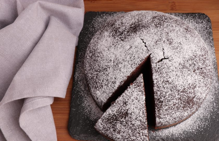 1. Этап. Постный шоколадный пирог: Готовый пирог остудите и извлеките из формы. Шоколадный пирог можно присыпать сверху сахарной пудрой. Приятного аппетита!