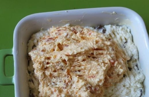 1. Этап. Пирог из моркови и творога: 11. Сверху выкладывайте вторую половину с морковью. Можно присыпать сахаром или смазать немного сметаной. Отправьте форму в духовку.