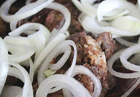 1. Этап. Печень по-бефстрогановски: Добавляем лук и жарим минут 5, пока лук не станет прозрачным. Кладем помидоры или томатную пасту, перемешиваем и готовим еще пару минут.