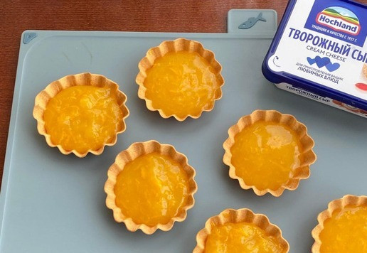 1. Этап. Закуска Оригинальная: Еще теплую массу разлейте по тарталеткам и оставьте на столе, до полного остывания джема. Это происходит быстро, за счет агар-агара.