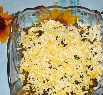 1. Этап. Салат с печенью Ермак: 4. Потом распределить яйца и при желании добавить щепотку соли.