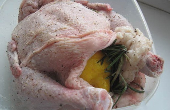 1. Stage. Oven Chicken: Grate the chicken with spices, salt and garlic passed through a press, pour the lemon juice on top. You can put the halves of the lemon inside with rosemary or use only rosemary if you are afraid that the lemon will give a lot of acid. Tie the chicken legs together.