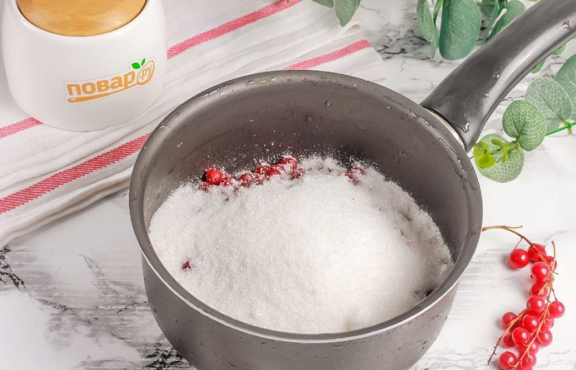 1. Этап. Джем из красной смородины с желфиксом: Добавьте туда же сахарный песок и перемешайте. По желанию можете всыпать немного ванильного сахара, джем получится более ароматным.