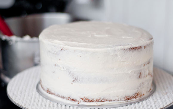 1. Этап. Вкусный торт с орехами: 3. Оставшимся кремом обмазываем торт со всех сторон. Промажьте раз, и дайте обсохнуть, затем приступайте к следующему слою. Так, крем затвердеет быстрее и превратиться в глянцевую глазурь.