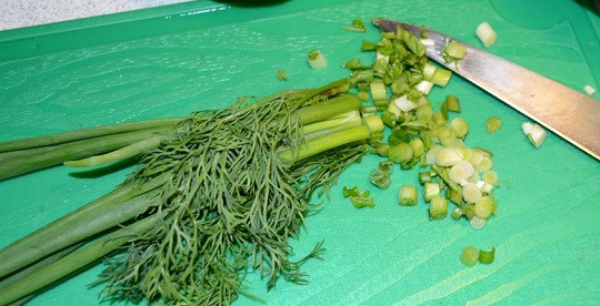 1. Этап. Кальмары с сыром и яйцом: 4. Свежая зелень, предварительно вымытая и обсушенная, придаст начинке больше пикантности. Использовать в рецепт приготовления кальмаров с сыром и яйцом можно зеленый лук, петрушка, укроп.