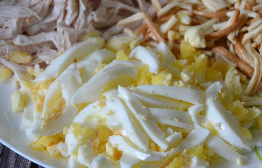 1. Этап. Салат с копченым сыром Косичка: Нарежьте продольными дольками яйца.