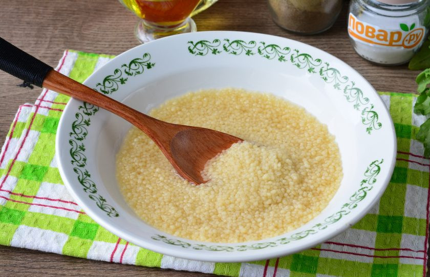 1. Этап. Салат с рукколой и кускусом: Кускус залейте горячей водой, оставьте под крышкой на 15 минут, пусть запарится.