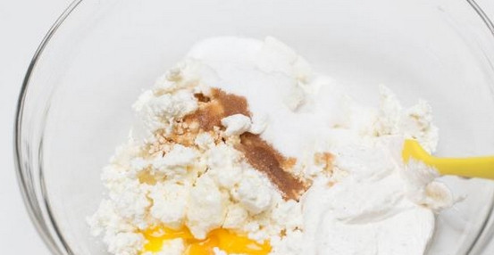 1. Этап. Диетическая творожная запеканка без манки: 1. Духовку включите и разогрейте до 180 градусов. Творог протрите через сито и выложите в глубокую мисочку. Вбейте яйца, добавьте пару ложек сахара и щепотку соли. Всыпьте кукурузный крахмал, выложите сметану и для аромата - ванильный экстракт.