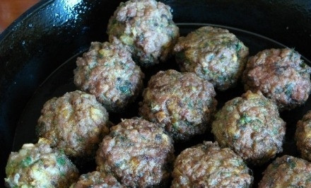 1. Этап. Тефтели под соусом Бешамель: Тефтели обжарьте в растительном масле (пару минут). Затем переложите их в жаропрочную посуду.