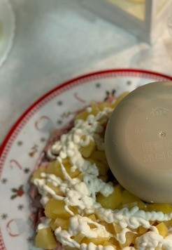 1. Этап. Салат Месяц молодой: Второй слой - выложить нарезанные ананасы и смазать йогуртом (майонезом)