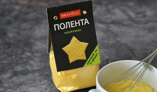 1. Этап. Лимонные булочки с песто: Первым делом нужно заварить кукурузную поленту. Для этого всыпьте поленту в мисочку и вливайте кипяток, постоянно и интенсивно работая венчиком. После чего остудите заваренную поленту до комнатной температуры.