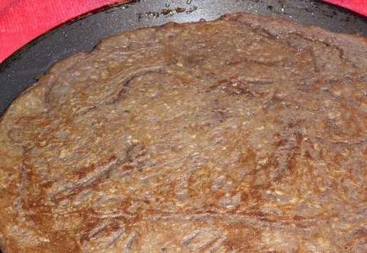 1. Этап. Шоколадный овсяноблин с бананом: Затем переворачиваем блин и готовим еще 3 минуты, не накрывая сковороду крышкой. Убираем сковороду с огня. Блин выкладываем на тарелку.