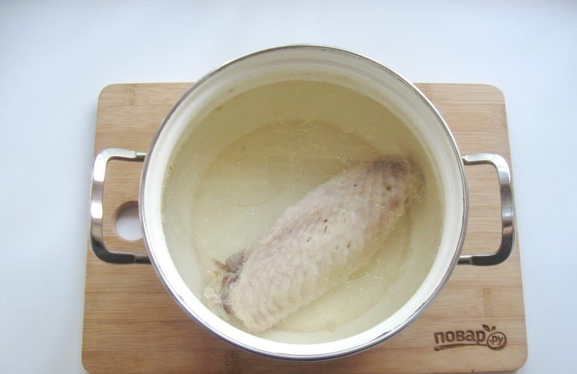 1. Этап. Борщ из индейки: Варите индейку до готовности на минимальном огне.