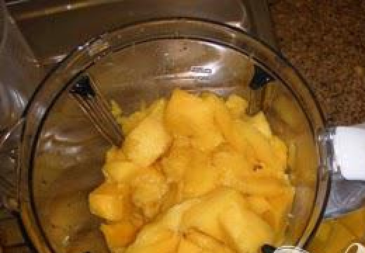 1. Этап. Витаминный напиток из клубники и манго: 5. В блендере смешать манго, молоко и мед (1 ложку) до полной однородности фруктовой массы. Выложить содержимое в отдельную посуду.