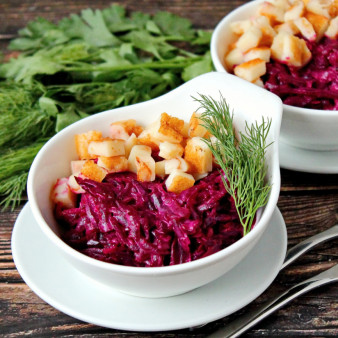 Салат с жареным сыром и свеклой