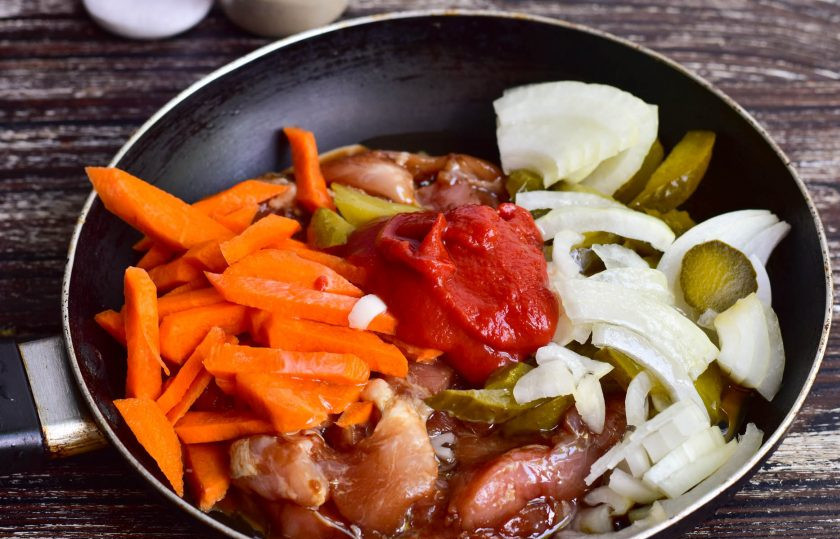 1. Этап. Свинина в карамели по-китайски: В сковороду выложите все подготовленные ингредиенты, влейте крахмальную массу, добавьте томатную пасту, все специи и дольку чеснока. Тушите мясо в течение 30-40 минут на умеренном огне.