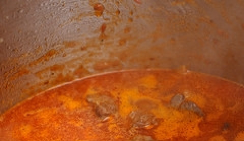 1. Этап. Запеканка из баклажанов с мясом: Перемешайте и залейте водой.