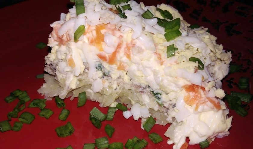 1. Этап. Салат из рыбных консерв и плавленого сырка: 9. В конце я немного посыпаю желтком и зеленым луком. Теперь отправьте салат в холодильник минимум на 2 часа, чтобы он хорошо пропитался. После этого подавайте к столу.