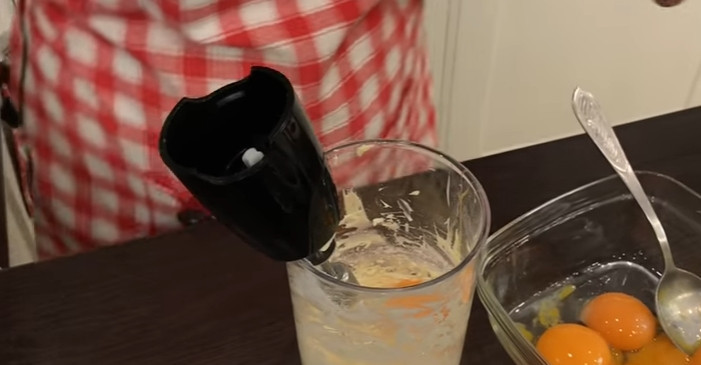 1. Этап. Шоколадный торт Захер: 4. К маслу добавляете по одному желтку и каждый раз перемешиваете, получается гладкая, сверкающая масса.