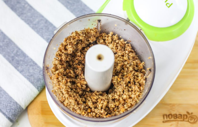 1. Этап. Ореховое печенье без муки: Ядра грецких орехов пробейте в измельчителе в крошку. Желательно измельчать как можно лучше, чтобы получилась ореховая мука, но если вы вдруг увидите, что масса начинает маслянеть, то выключите технику, иначе получите ореховую пасту, а не муку.