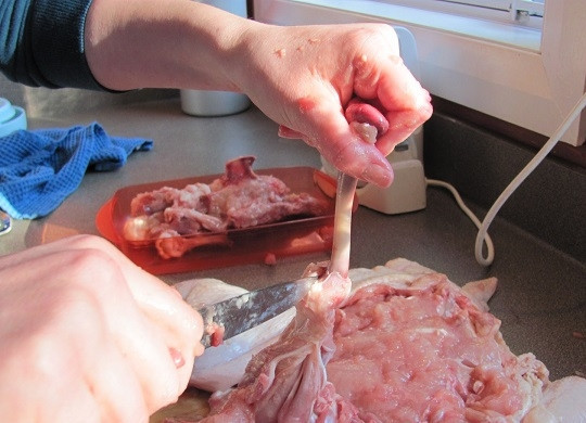 1. Этап. Курица с сухофруктами в духовке: 4. Вот так. В результате должно остаться филе на шкурке.