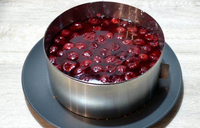 1. Этап. Морковный торт с вишней: Выложите желейный слой в форму.