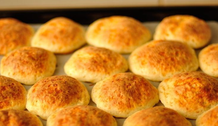 1. Этап. Сырники без жарки: В духовку поставьте противень с сырниками. Запекайте блюдо двадцать минут, пока не появится коричневая корочка.