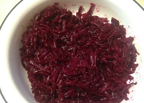 1. Этап. Свекольный салат с чесноком и орехами: Свеклу натираем на крупной или средней терке.