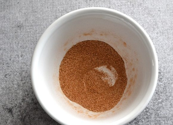 1. Этап. Очень простое печенье: 5. Смешайте оставшуюся ложку сахара с корицей.