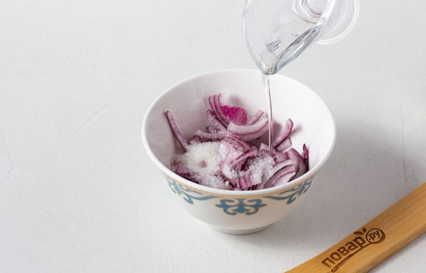 1. Этап. Салат с куриными потрошками: Приготовьте маринованный лук. Нарежьте лук полукольцами. Чем больше лука, тем вкуснее! Добавляем в лук сахар, 0,5 ч.л. соли и уксус. Тщательно перемешиваем и оставляем на 12-15 минут. Затем процедите от лишней влаги через сито. Лук готов!