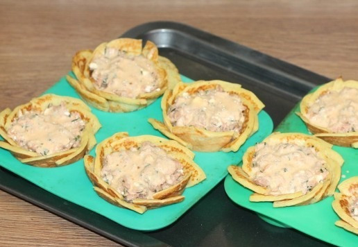 1. Этап. Блинные корзиночки с начинкой из тунца: 14. Разливаем соус по формочкам, особенно по краям, чтобы закрепить лепестки. Запекаем корзиночки в разогретой духовке минут 20.