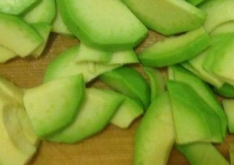 1. Этап. Салат с креветками и гранатом: Мякоть авокадо нарезаем дольками, но покрупнее, чем кусочки манго.