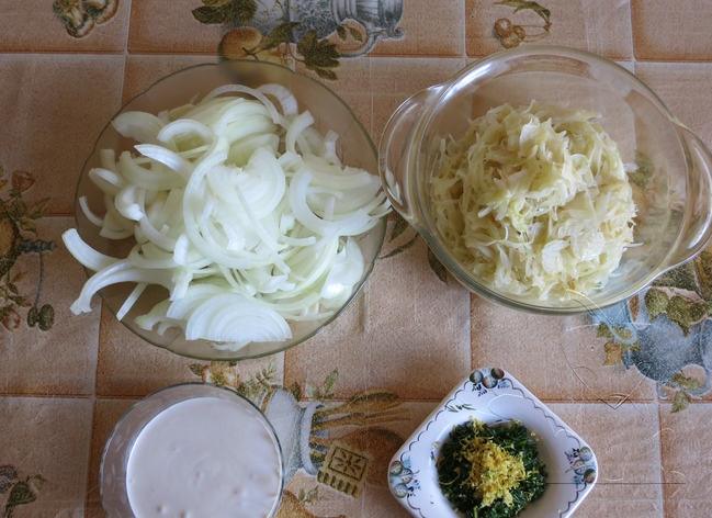 1. Этап. Фаршированный карп в фольге: В сковороде разогрейте растительное масло, обжарьте на нем мелко нашинкованную белокочанную капусту до полуготовности. В пиале смешайте майонез и сметану. Лук очистите и нарежьте полукольцами.