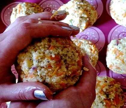 1. Этап. Морковные котлеты без яиц: 4. Благодаря крупе с фаршем очень легко работать. Смочите немного руки водой, слепите небольшие котлетки и выложите на противень, смазанный маслом. Отправьте в разогретую духовку.