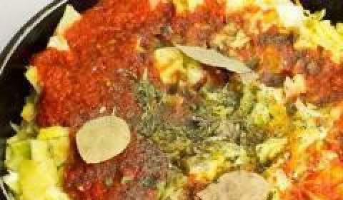 1. Этап. Овощное рагу с картофелем и капустой: Затем уменьшаем огонь, а в сковороду добавляем перетертые томаты (томатную заправку), лаврушку и специи. Хорошенько перемешиваем, накрываем крышкой и тушим 45 минут, иногда помешивая.