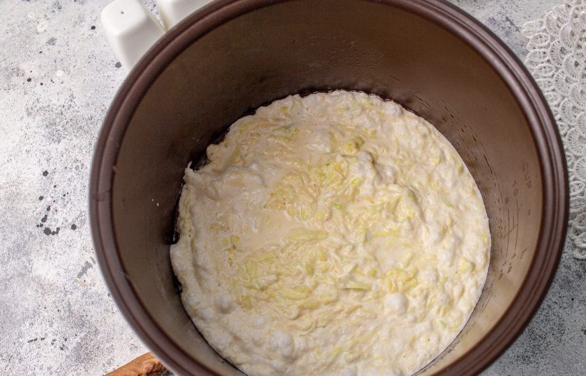 1. Этап. Суфле из кабачков в мультиварке: Чашу мультиварки смажьте растительным маслом. Выложите кабачковую массу, разровняйте. Установите на мультиварке программу 