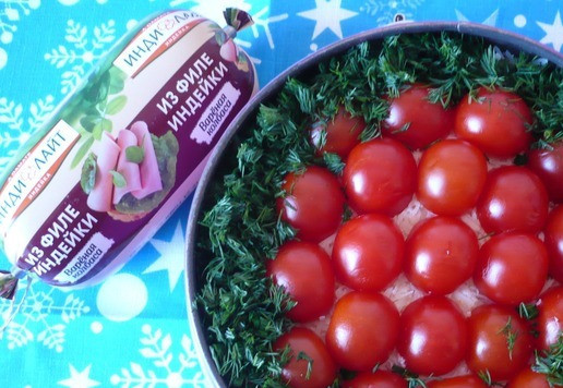 1. Этап. Салат к Новогоднему столу: По краю украсить салат нарезанным укропом.