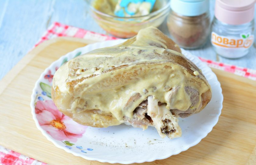 1. Этап. Отварная запеченная рулька в духовке: Смажьте отварную рульку соусом и отправьте запекаться в духовку на 35-40 минут.