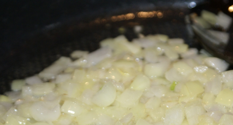 1. Этап. Паста с вешенками и курицей: 1. На растительном масле обжарим сначала лук и чеснок, затем добавим вешенки и курицу, порезанные кусочками, и тоже обжарим.