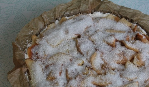 1. Этап. Яблочный пирог Хмельной: Выложить начинку. Немного прижать. Сверху посыпать сахаром. Духовка на 200. Выпекать 30 минут.