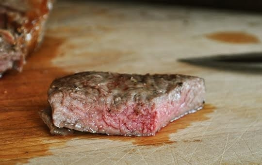 1. Этап. Стейк из свинины в духовке: 4. Вот такой аппетитный розовый стейк из свинины в духовке в домашних условиях получился. Если вы предпочитаете не среднюю прожарку, увеличьте время еще на пару минут с каждой стороны. После того, как вы достали форму, выложите на каждый стейк небольшой кусочек сливочного масла и оставьте его на 5 минут «отдохнуть». Вот и все, можно подавать к столу.