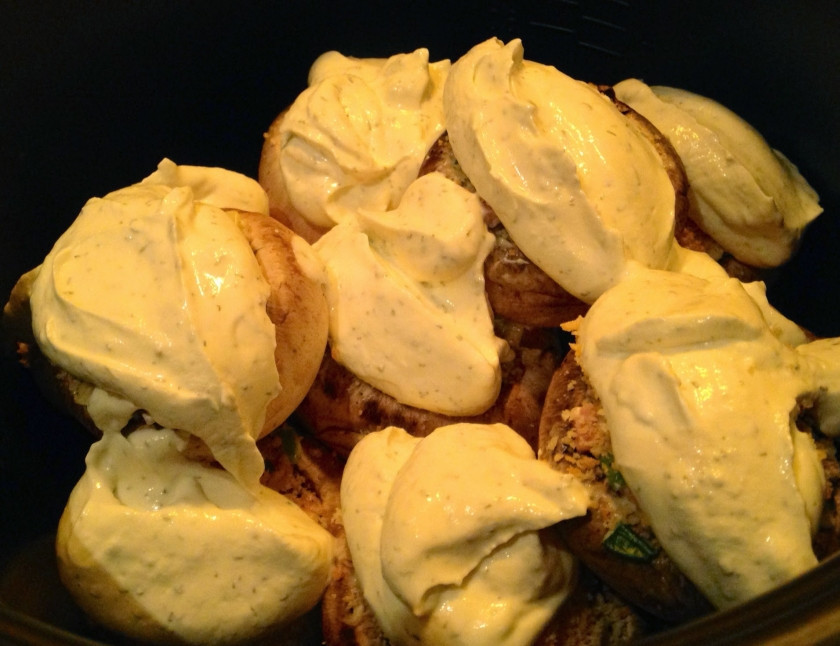 1. Этап. Грибы, фаршированные ветчиной и сыром: 3. На дно мультиварки выкладываем кусочки сливочного масла, выкладываем дальше наши шапочки, а их смазываем обильно сверху сметаной и посыпаем специями.