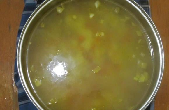 1. Этап. Суп на воде: Затем добавьте лук и морковь, соль и перец.