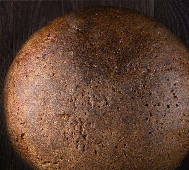 1. Этап. Квас из ржаного хлеба: Хлеб нарежьте ломтиками и выложите на противень, хорошенько подсушите в нагретой духовке.