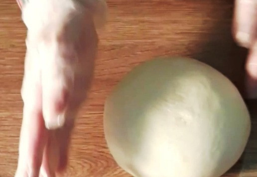 1. Этап. Белый хлеб домашней выпечки: 7. Старайтесь не добавлять лишнюю муку, лучше смажьте руки подсолнечным маслом и вымешивайте.