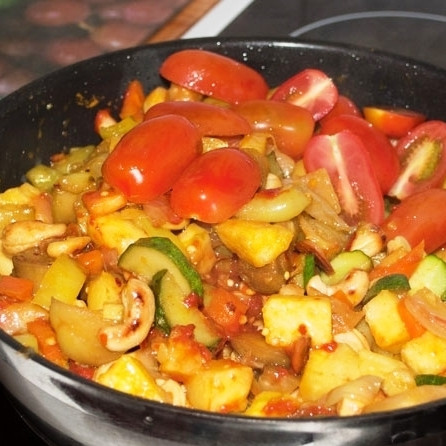 1. Этап. Овощи в кисло-сладком соусе с кешью: Наконец, добавляем в блюдо томатную пасту и помидоры.