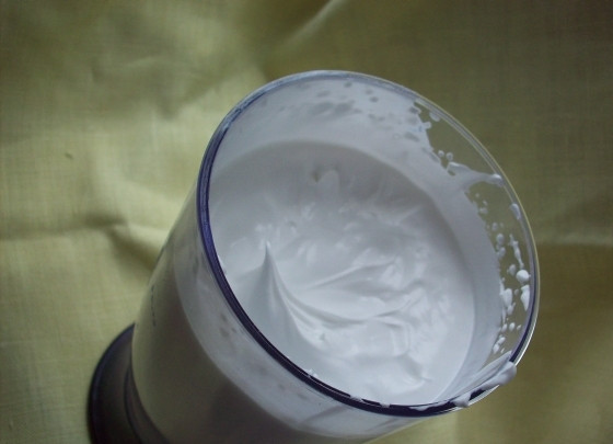 1. Этап. Тирамису с желатином: Затем подготовьте желатин: замочите его в небольшом количестве холодной воды, подождите, пока набухнет и в микроволновке или на водяной бане растопите его для жидкого состояния. Взбейте сливки миксером или в блендере, понемногу вводя желатиновую массу. Благодаря ее использованию крем в результате получится более густым.